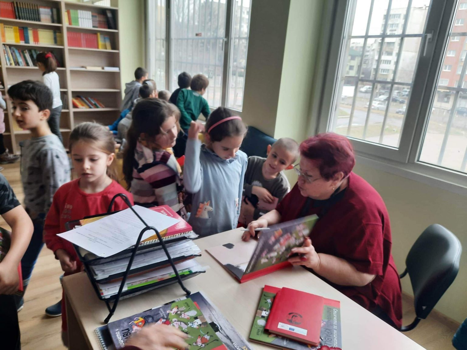 Среща с известна детска писателка в СУ Иван Хаджийски по инициатива на Столична